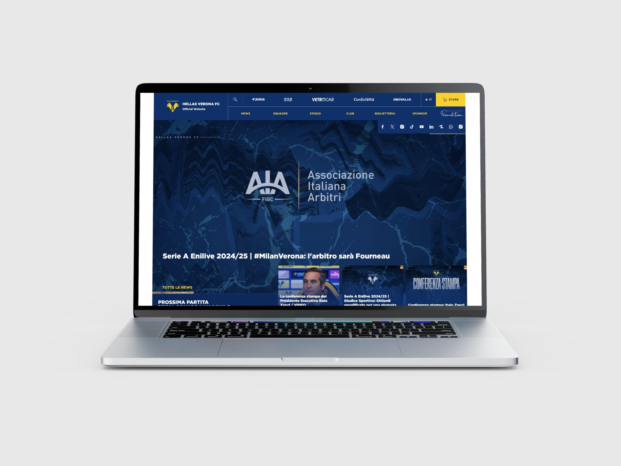 Homepage del sito ufficiale di Hellas Verona su un laptop, con sezioni dedicate a news, replay delle partite, highlights, match room, e aree Foundation e Women