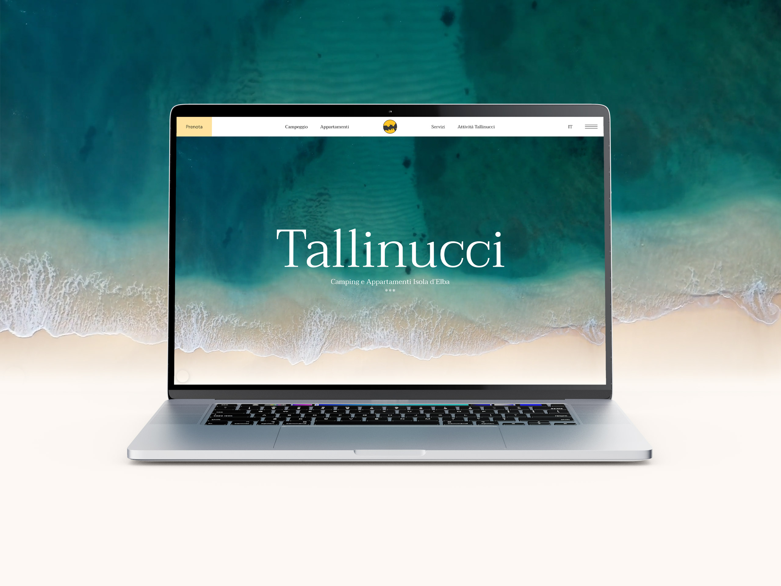 Anteprima del sito web del Camping Tallinucci su laptop, con sfondo marino a rappresentare il nuovo posizionamento digitale
