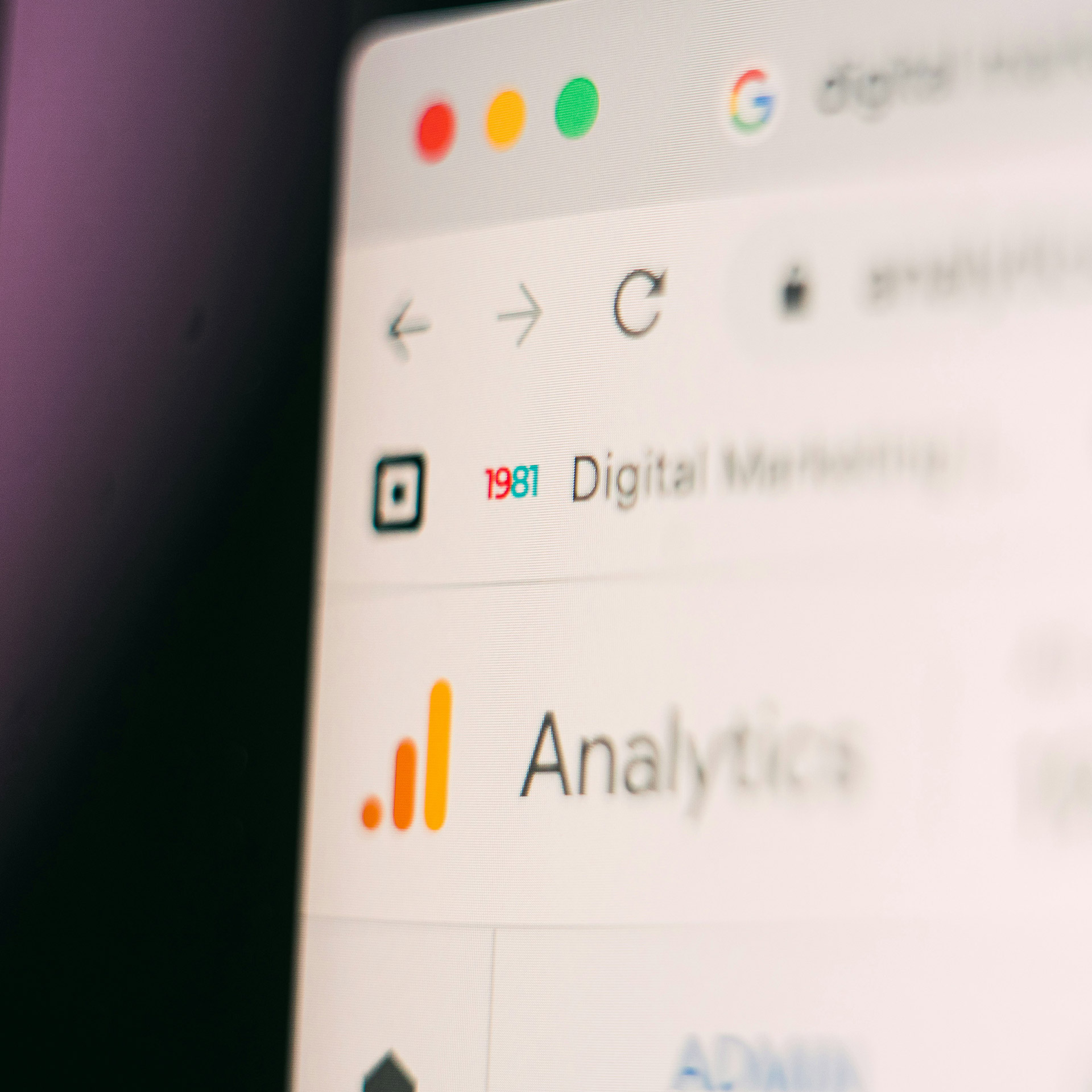 Schermata di Google Analytics in un browser web, rappresentazione visiva del monitoraggio dati e delle attività SEO condotte per il sito