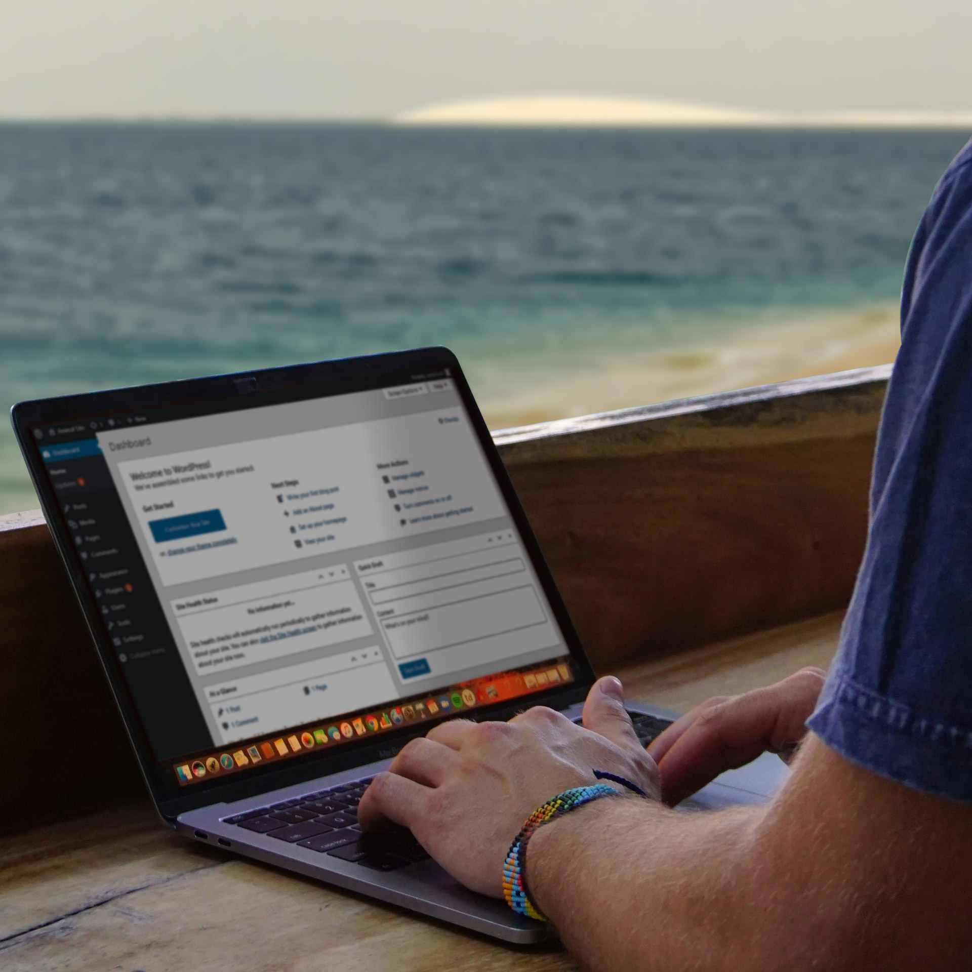 Persona che lavora su un laptop con interfaccia WordPress vista mare, a rappresentare la flessibilità e autonomia nella gestione del sito web
